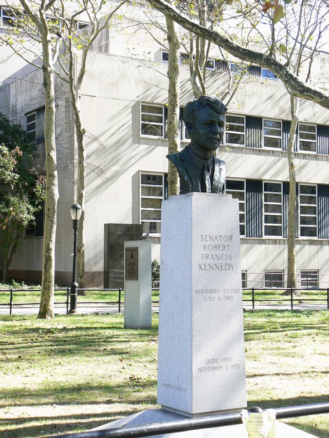 Brooklyn - Centre: Brooklyn Statue R F Kennedy 029